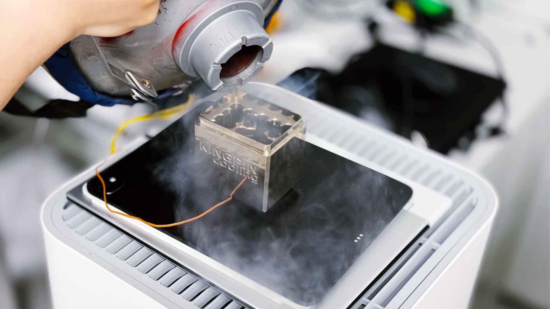 Tablette iPad Pro M4 - Overclocking à l'aide d'azote liquide